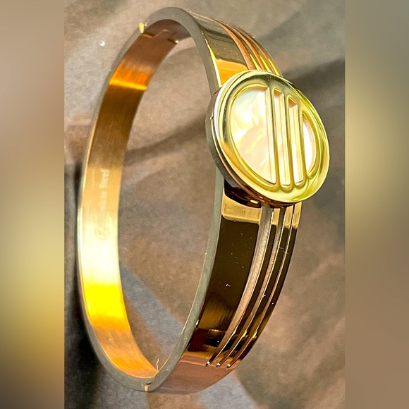WOMEN'S STAINLESS STEEL GOLDEN BRACELET - Picture 1 of 9